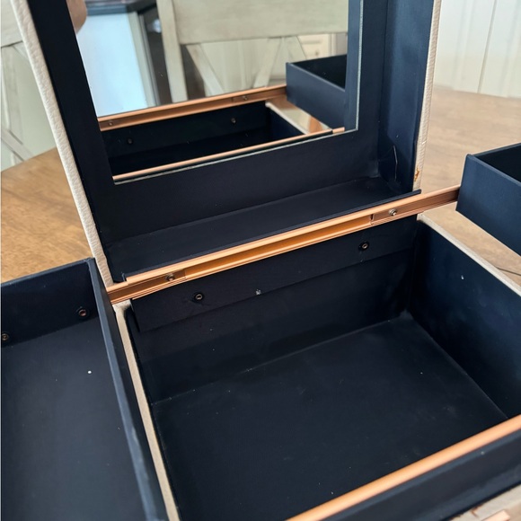 Caboodle Rose Gold Train Case barely used! - Picture 8 of 9